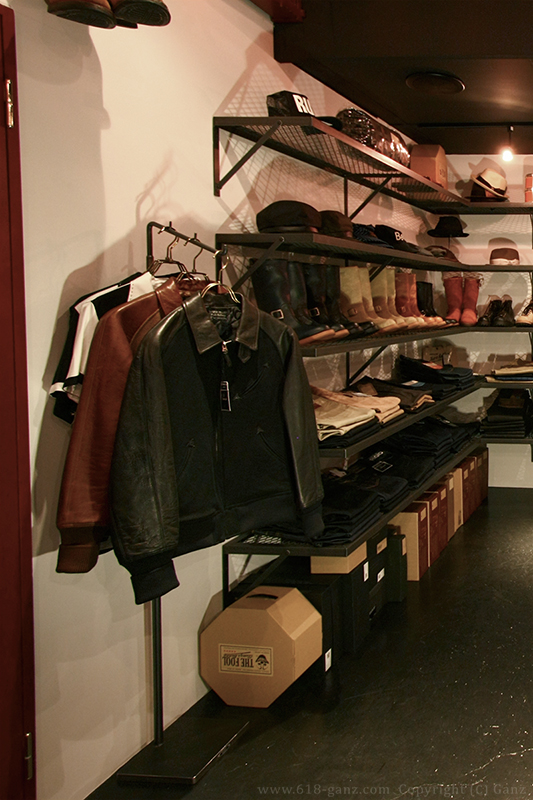 ライダースジャケットなどのレザージャケットにも対応した傾斜ハンガーラック