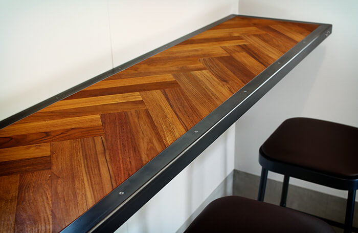 チーク材をダブルヘリンボーンで貼り込んだカウンターテーブル