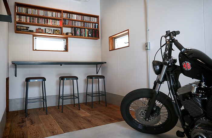 カレージに施工した、壁付けのカウンターテーブル