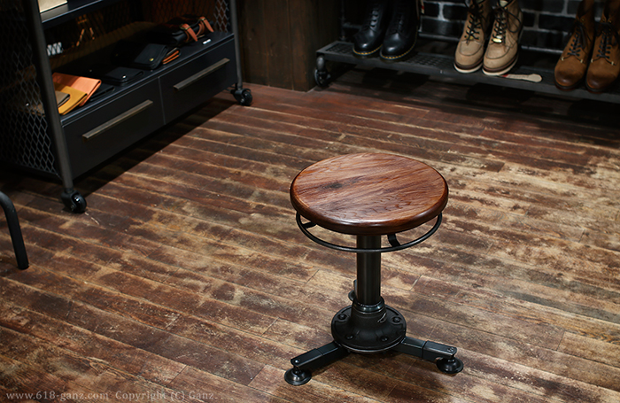 ウッドフロアーと鉄脚スツール