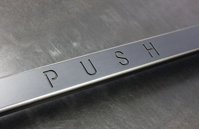 アイアンサインプレート制作例-B1(黒皮鉄板レーザー抜き文字-ドアハンドル)