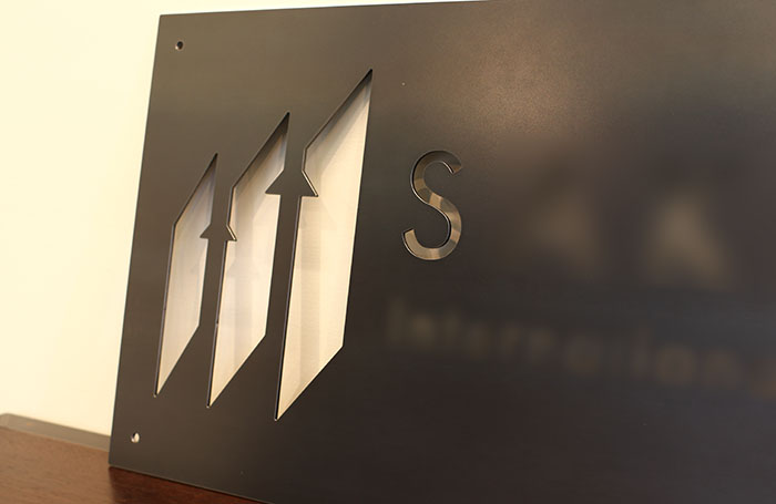 アイアンサインプレート制作例-D1(黒皮鉄板レーザー抜き文字-3.2ミリ-屋外用)