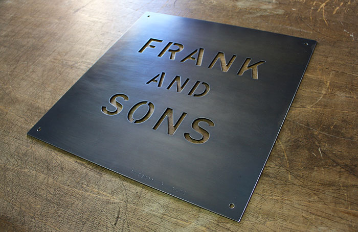 アイアンサインプレート制作例-A1(黒皮鉄板レーザー抜き文字-2.3ミリ-1)