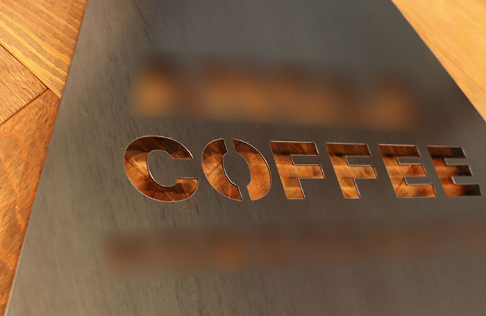 アイアンサインプレート制作例-C1(黒皮鉄板レーザー抜き文字-1.6ミリ-COFFEE)